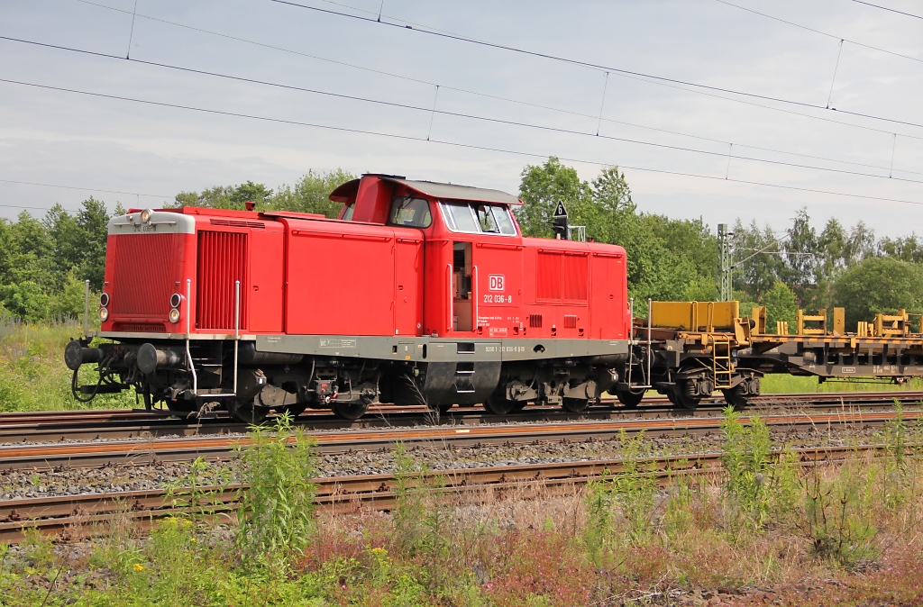 Am 15.06.2011 kam 212 036-8 mit einem kurzen Langschienen-Zug in Richtung Norden durch Eschwege West.