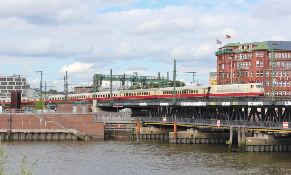 Am 15.Juli 2012 verlsst 103 235 mit dem TEE die Landeshauptstadt Hamburg in Richtung Ruhrgebiet.
