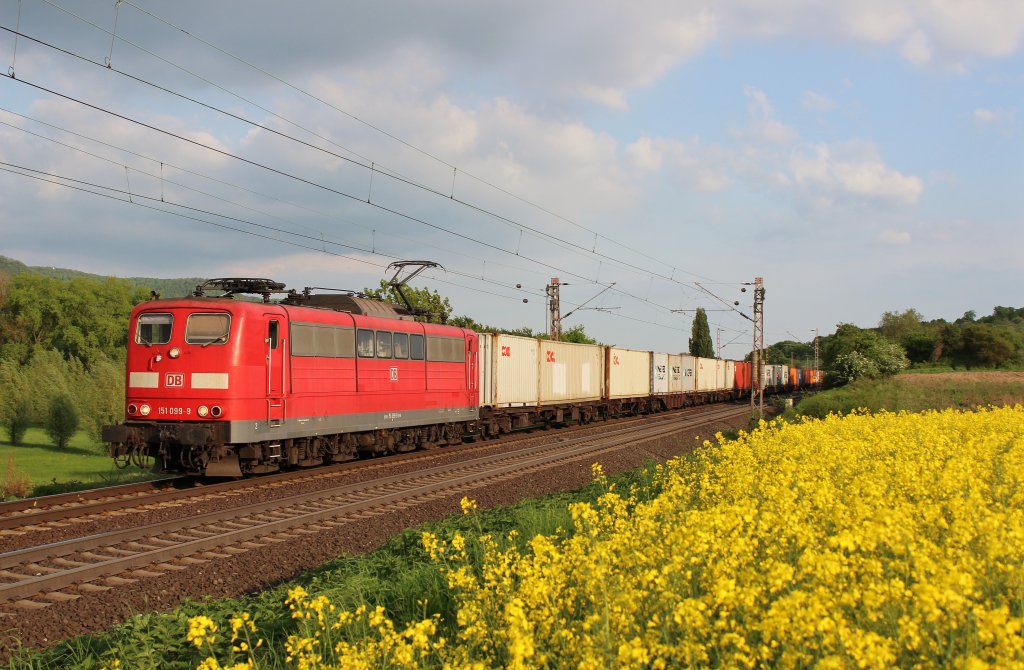 Am 15.Mai 2013 war DBSR 151 099 mit Containern bei Banteln (KBS 350) auf dem Weg Richtung Norden.