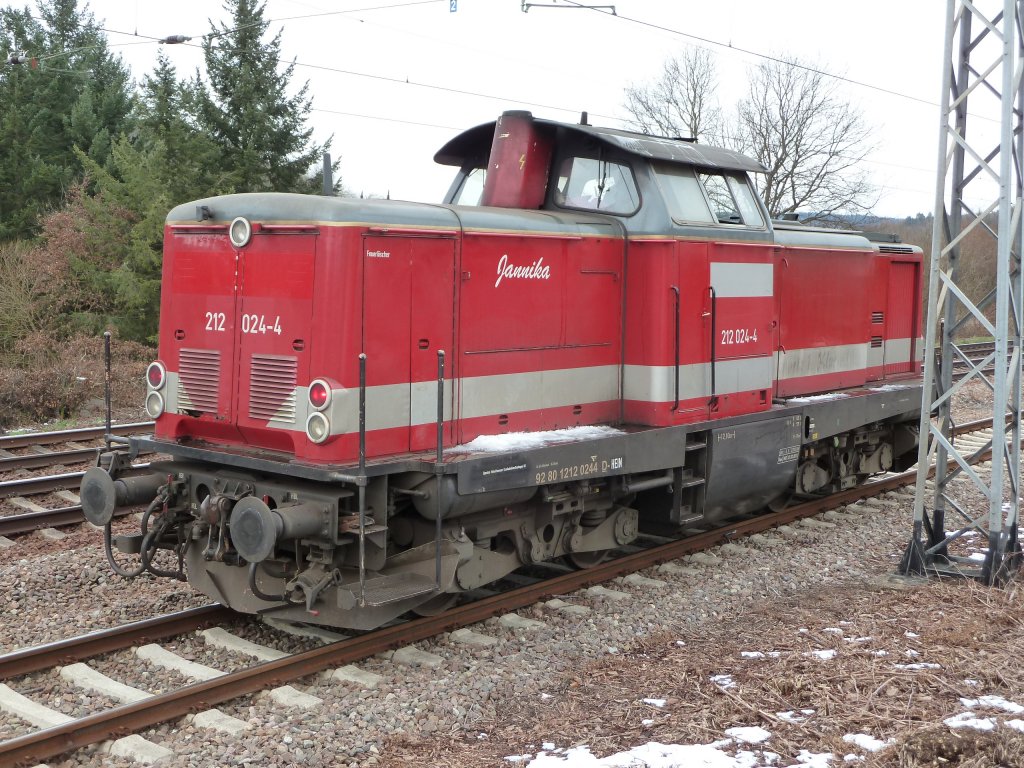 Am 16.03.2013 14:40Uhr steht 212 024-4 ( Jannika ) in Serrig vor einem roten Signal um einen Regionalzug passieren zu lassen.