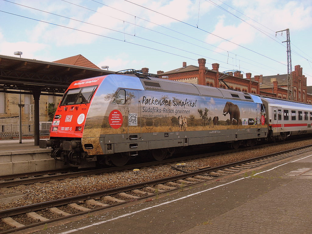Am 16.05.2012 fuhr 101 087 mit neuem Werbekleid  PACKENDES SDAFRIKA  am IC 1923 nach Frankfurt am Main in Stendal ein.