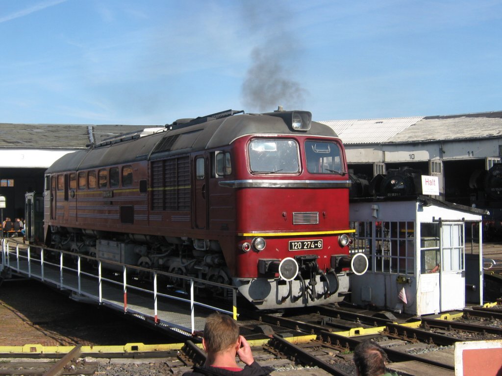 Am 16.09.2012 wurde die BR 120 274 auf der Drehscheibe des BW Arnstatt einem breiten Publikum prsentiert und durfte einige  Runden  drehen.
Das Wetter spielte mit und die Veranstalter (www.ebm-arnstadt.de)hatten volles Haus.
Ein Besuch ist sehr empfehlenswert.