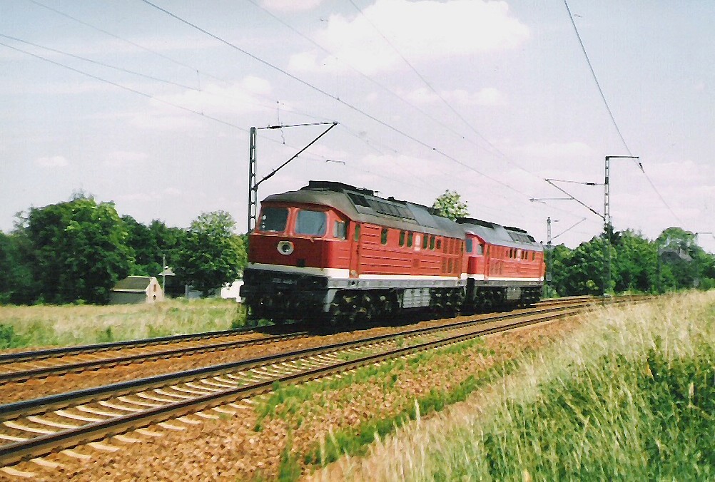 Am 16.August 1998 konnte ich 232 448-1 und eine weiter 232 im Ortsteil Chemnitz-Grna fotografieren. Fahrtrichtung war Zwickau.
Scann.