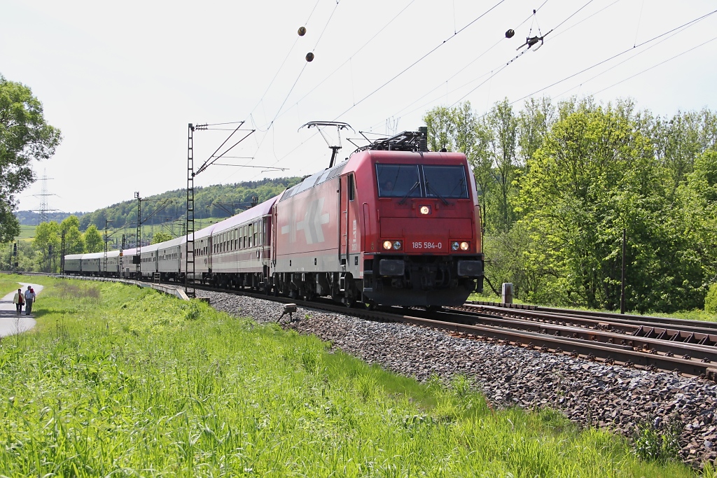 Am 17.05.2012 war die 185 584-0 der HGK mal wieder mit einem Sonderzug unterwegs. Hier bei Mecklar in Fahrtrichtung Norden.
