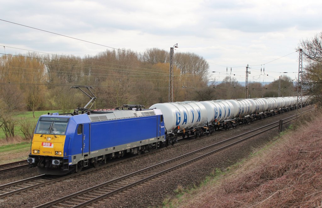 Am 17.April 2013 war RBB/ME 146 519 nrdlich von Elze mit einem GATX-Kesselwagenzug auf dem Weg Richtung Norden.