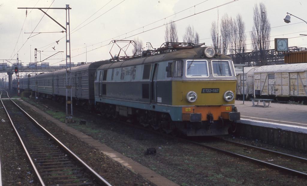 Am 18.4.1992 war die Elektrolok Reihe ET 22 der PKP noch im hochwertigen
Schnellzugverkehr eingesetzt. Hier fhrt gerade ET 22-587 mit dem D
nach Moskau von Berlin kommend in den Bahnhof Sochaczew ein. Der Zug besteht
noch aus einer kompletten alten russischen Wagengarnitur.