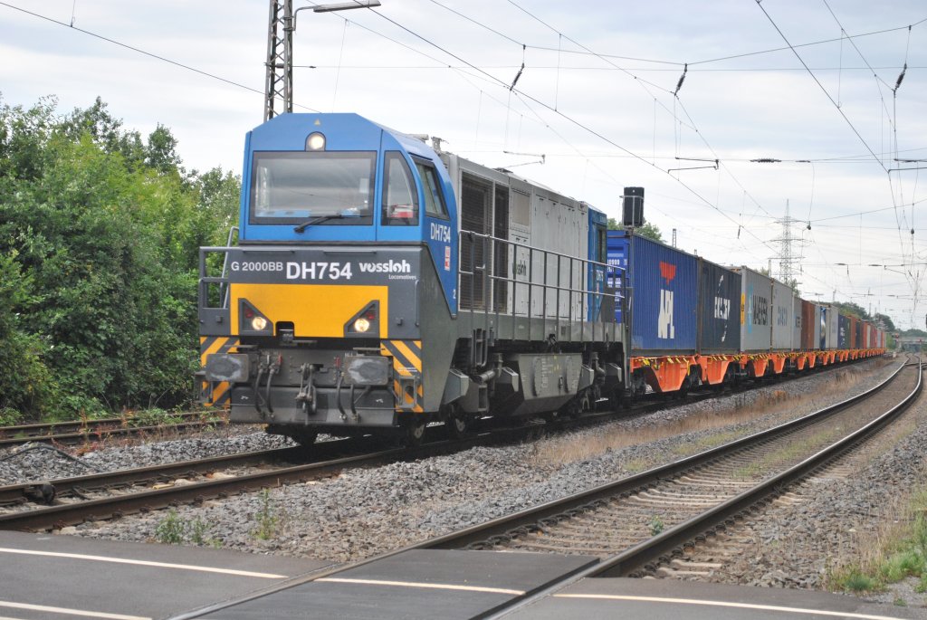 Am 18.7.2011 zieht DH754 einen Containerzug durch Ratingen-Lintorf.