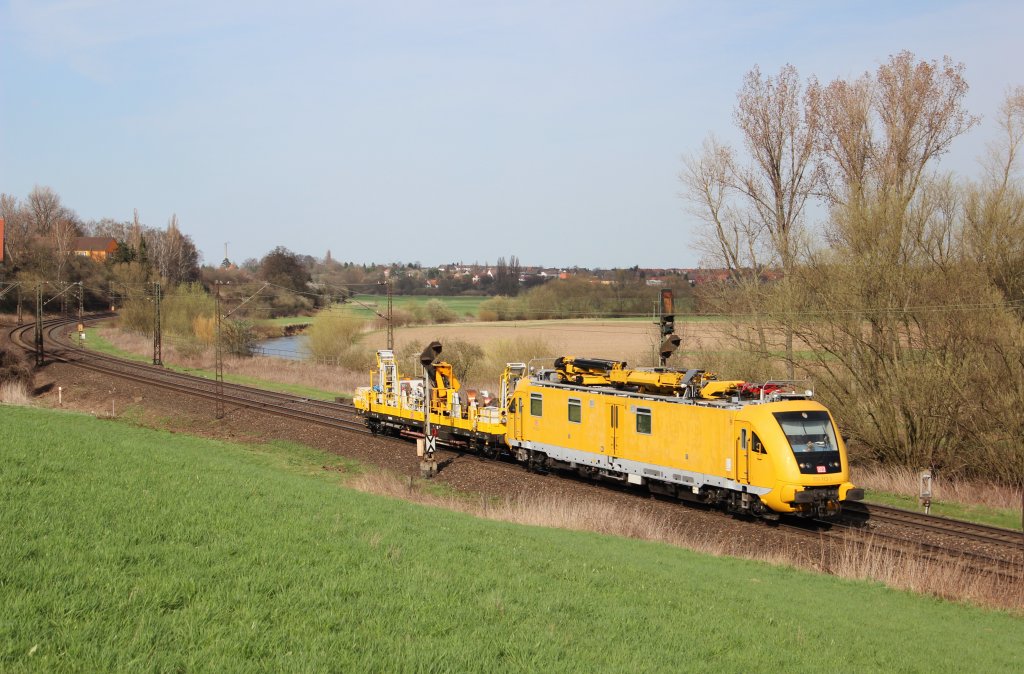 Am 18.April 2013 war 711 113 nrdlich von Elze mit einem Bauwagen auf dem Weg Richtung Sden.