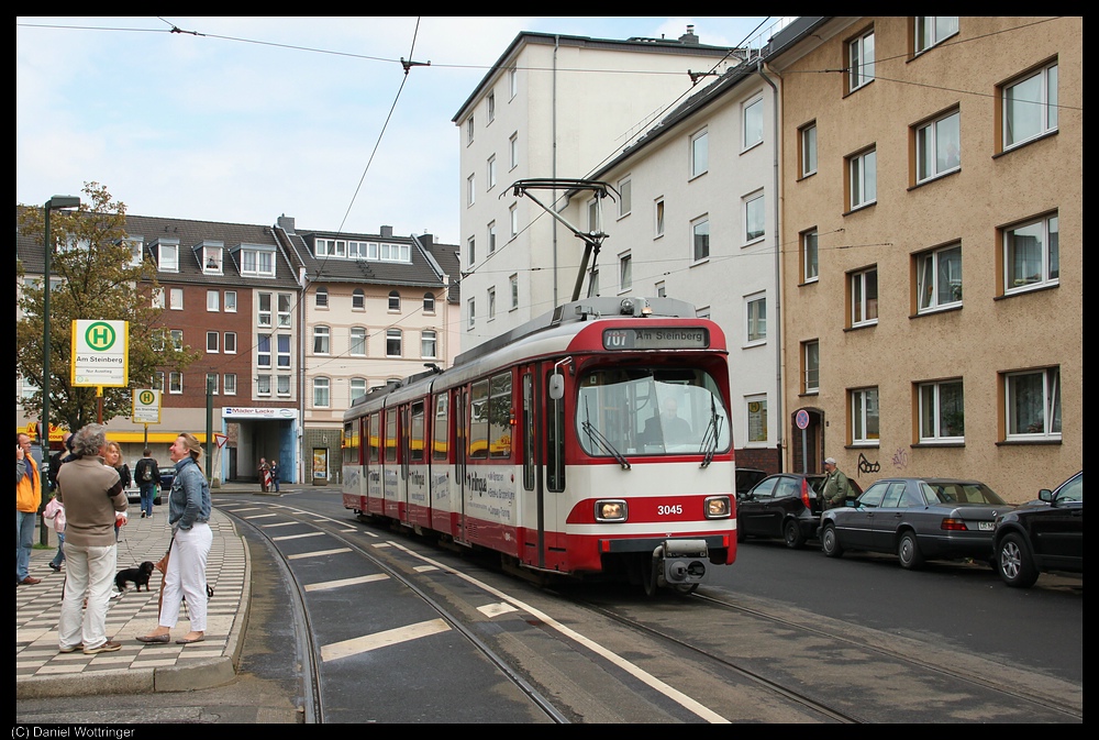 Am 19. Juni 2011 rangiert ein GT8SU vor dem Betriebshof am Steinberg der Rheinbahn. Eine der letzte Fahrzeugbewegungen eines GT8SU in Dsseldorf, mittlerweile haben alle Wagen diesen Types die Stadt Dsseldorf verlassen.