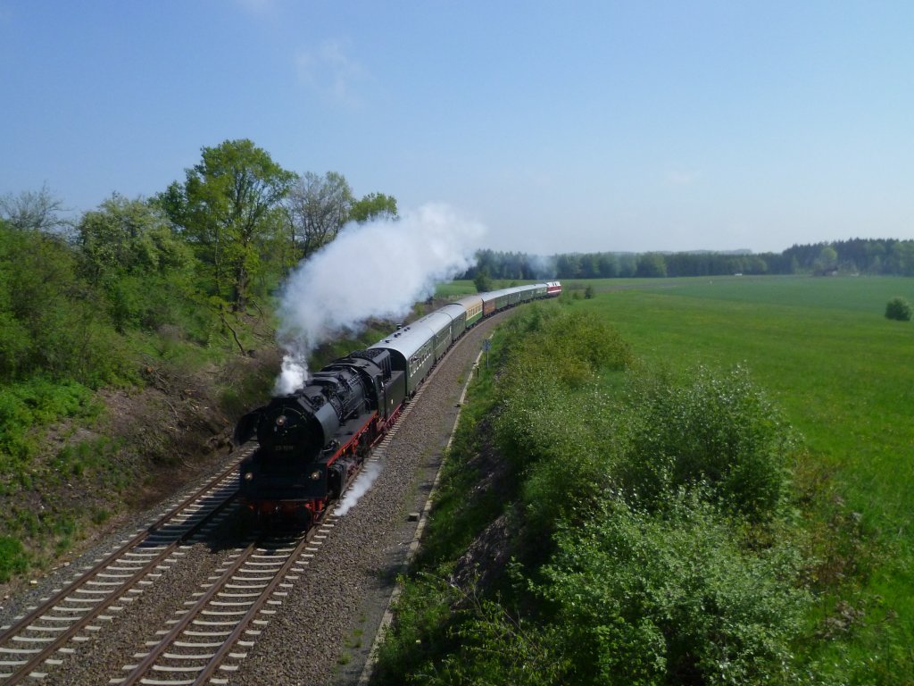 Am 19.05.13 waren 35 1019 und 118 770 auf dem Weg von Cottbus nach Neuenmarkt-Wirsberg, hier in Drochaus.
