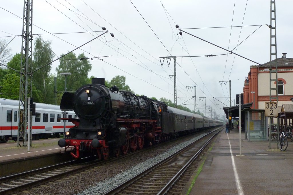 Am 19.05.2012 fand die Dampfsonderfahrt nach Emden statt, hier steht die 01 1066 beim planmigen Fotohalt in Leer.