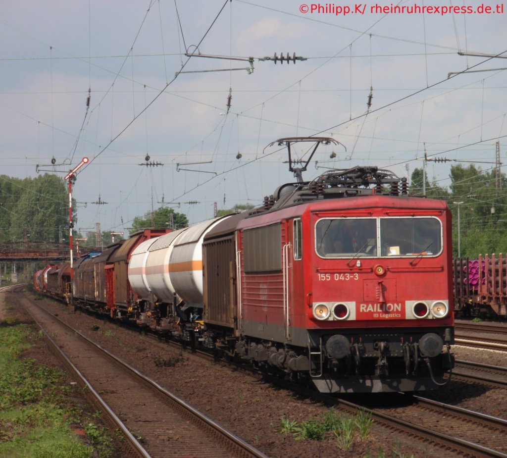Am 19.5 ist 155 043-3 mit einem Gterzug in Dsseldorf Rath unterwegs.
Weitere Bilder von alten Reichsbahnern und vielem mehr unter:
www.rheinruhrexpress.de.tl