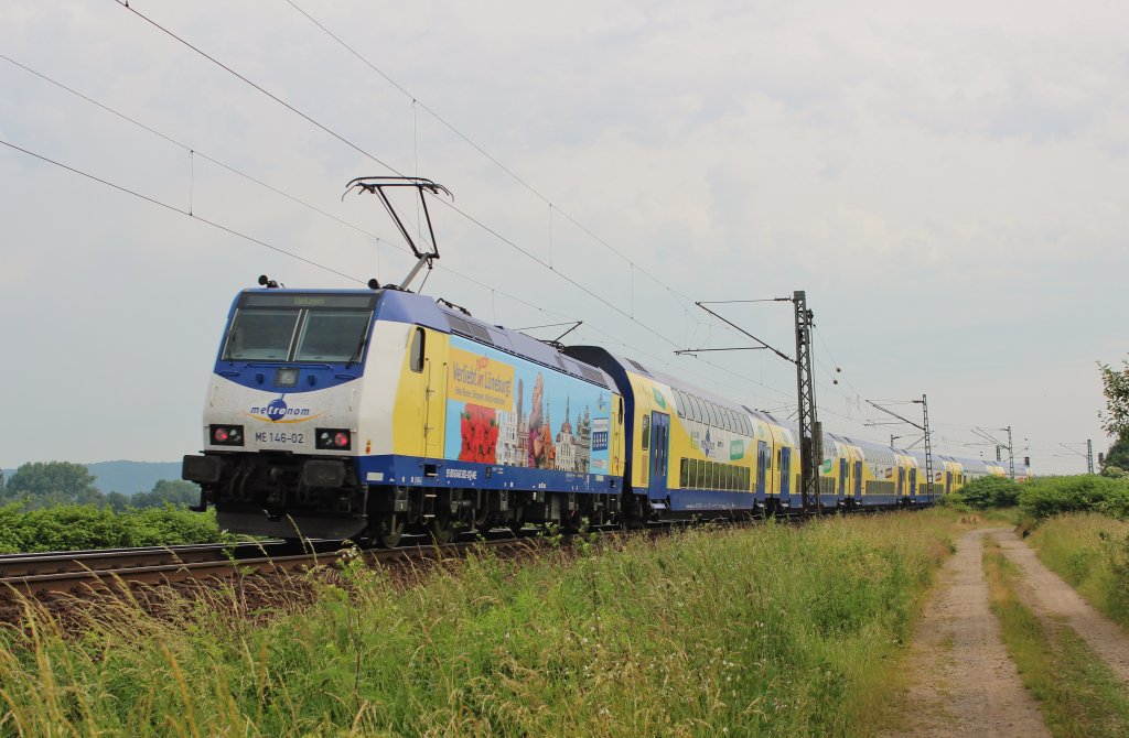 Am 19.Juni 2013 schob Werbelok  Lneburg  146 502 einen ME bei Burgstemmen in Richtung Uelzen.