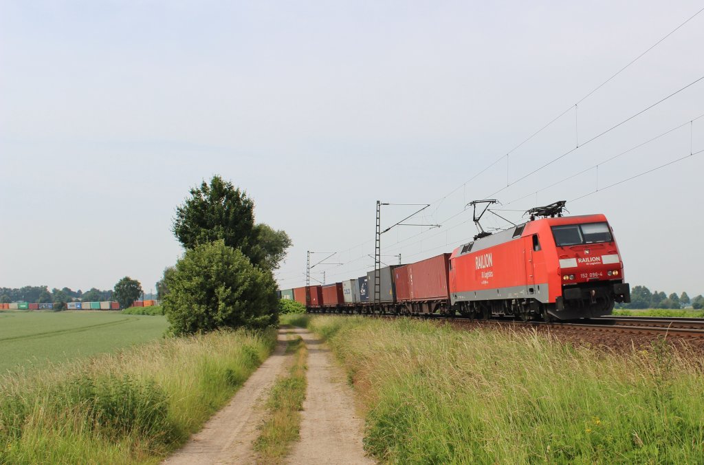 Am 19.Juni 2013 war DBSR 152 096 mit einem Containerzug bei Burgstemmen auf dem Weg Richtung Norden.