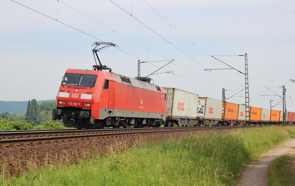Am 19.Juni 2013 war DBSR 152 166 mit einem Containerzug bei Burgstemmen auf dem Weg Richtung Sden.