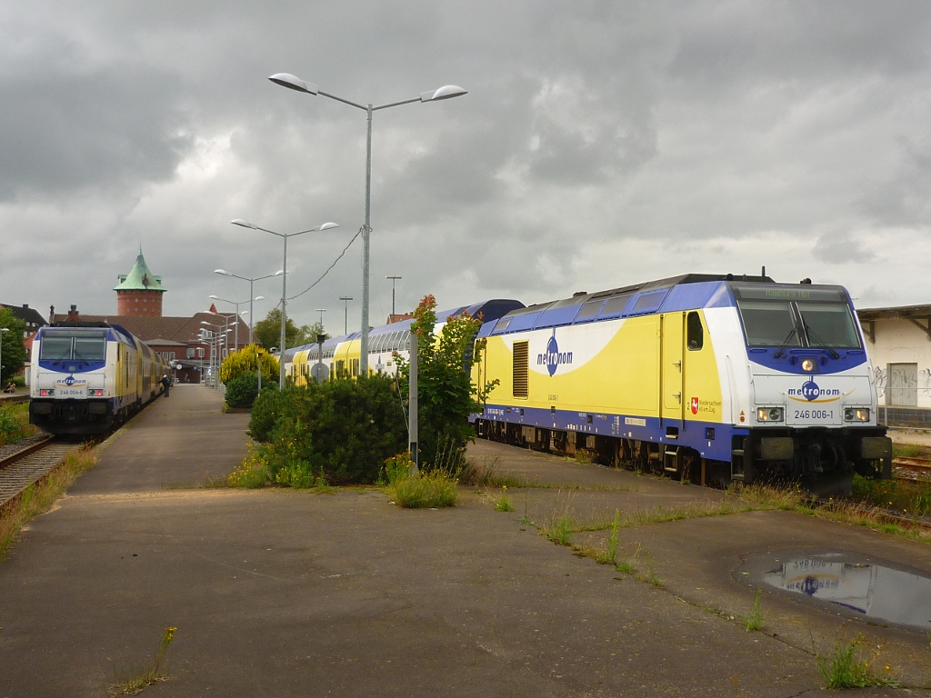 Am 20. Juli 2012 bot sich die Gelegenheit zwei metronom-Garnituren in Cuxhaven zu fotographieren. Die linke wurde von 246 004 ('Stade') aus Hamburg geschoben; die rechte wird von 246 006 ('Hemmoor') zurck in die Alstermetropole gezogen.