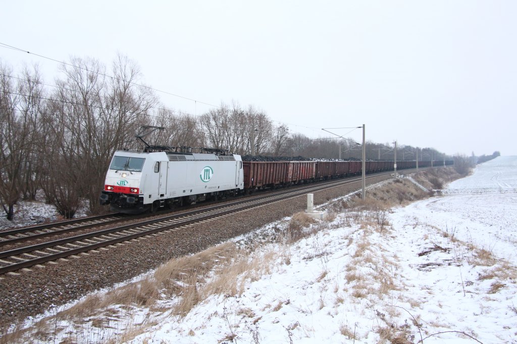 Am 20.01.13 fhrt 186 138-4 der ITL mit einem Kohlezug in den Bahnhof Oschatz ein und wartet dort die berholung eines IC's ab. 