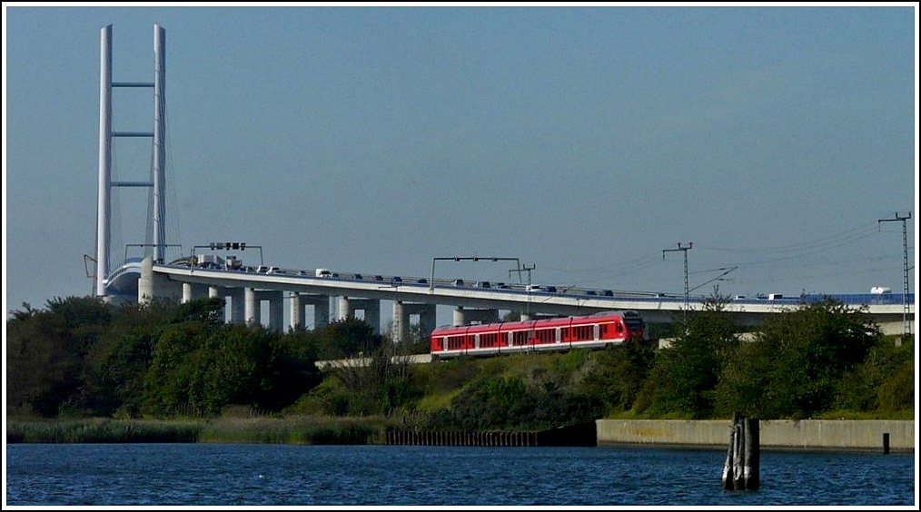 Am 20.09.2011 strebt dieser Flirt auf dem Rgendamm an der Rgenbrcke vorbei der Haltestelle Stralsund/Rgendamm entgegen. Das Bild wurde whrend einer Hafenrundfahrt von einem Schiff aus aufgenommen. (Hans)