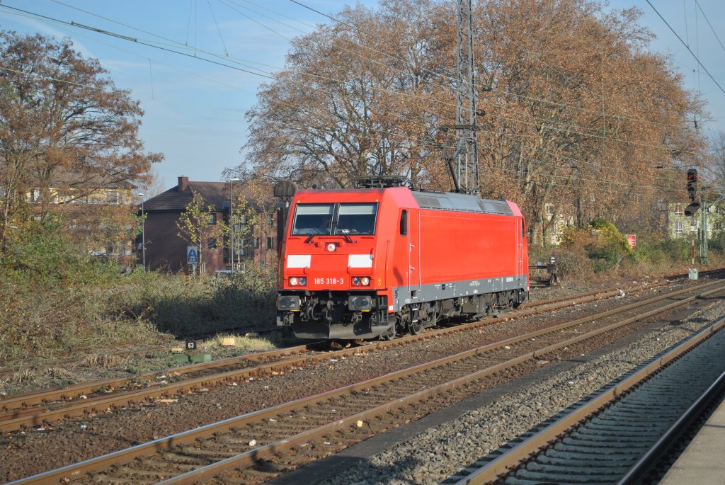 Am 20.11.2011 fhrt 185 318-3 solo durch Essen-Altenessen.