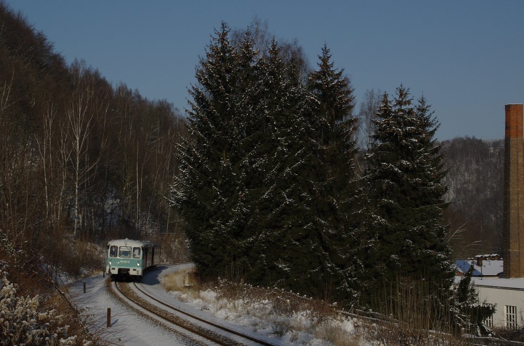 Am 20.12.09 veranstaltete der Vogtlndische Eisenbahnverein (VEV) aus Reuth einer Sonderfahrt nach Annaberg-Buchholz zur groen Abschlussbergpaarade. Die Ganitur bestand aus den Triebwagen 772 367, 772 312 und 171 056 und dem Steuerwagen 972 771. Hier sind die Ferkel nahe Schwarzenberg-Neuwelt unterwegs.
