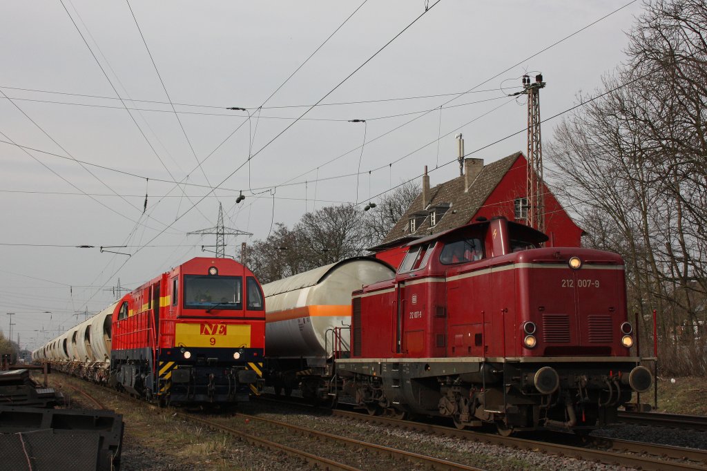 Am 20.3.12 wartete die NE 9 mit einem leeren Kalkstaubzug und die 212 007 mit einem Gaskesselzug auf Weiterfahrt in Ratingen-Lintorf.