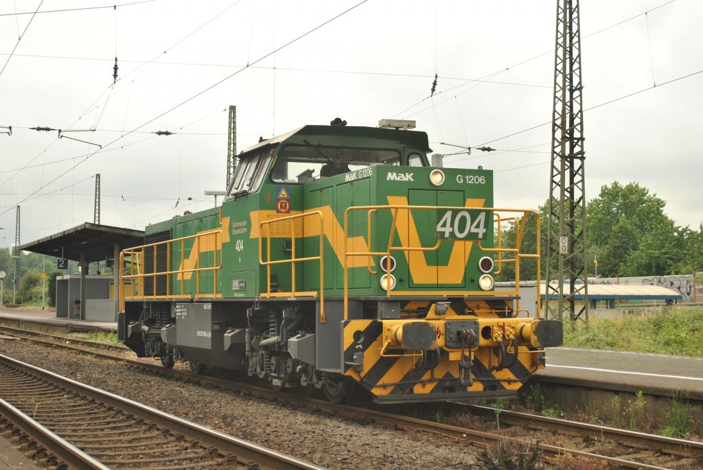 Am 20.6.2011 steht 404 in Rheinhausen und wartet auf die Weiterfahrt.