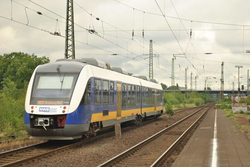 Am 20.6.2011 verlsst VT558 Rheinhausen als RB31 in Richtung Duisburg Hbf.