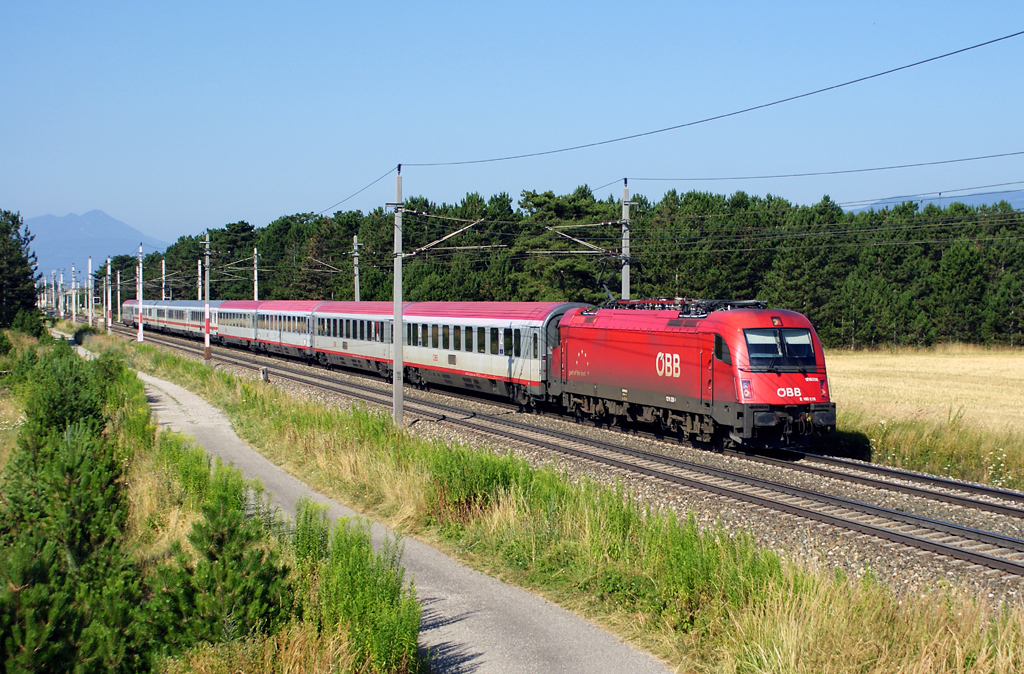 Am 21.07.2010 war 1216 226 mit EC172  Vindobona  von Villach Hbf nach Hamburg-Altona auf der Sdbahn bei Neunkirchen/N unterwegs.