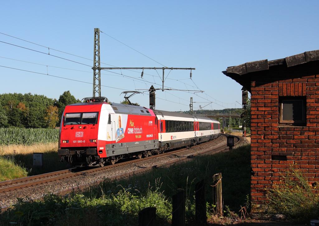 Am 21.7.2013 bespannte die 101080 CEWE Fotobuch den Eurocity 9 nach Chur.
Ich fotografierte diesen Zug morgens um 8.48 Uhr bei der Durchfahrt in
Lengerich.