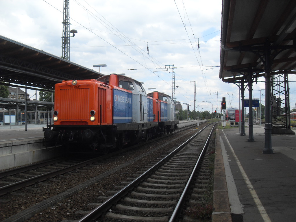 Am 22.06.2012 kamen 212 369 und 212 063 aus dem RAW Stendal und fuhren durch Gleis 1 in Richtung Bw Stendalzum Tanken