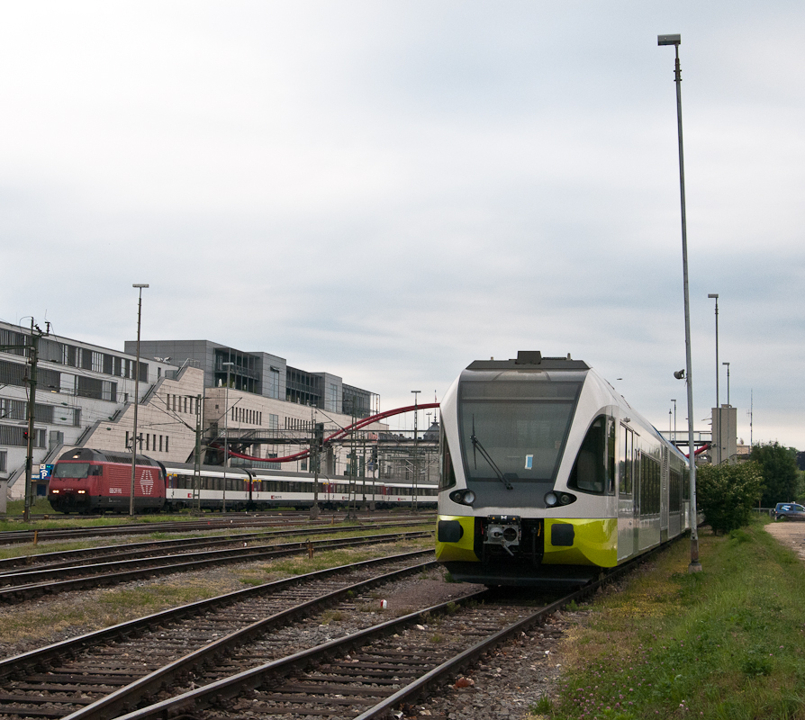 Am 23. Mai 2011 traf Re 460 078-9 mit dem IR 2112 (Konstanz - Biel/Bienne) in Konstanz auf neue Stadler GTW fr die Ferrovienord (FNM/Leonord).