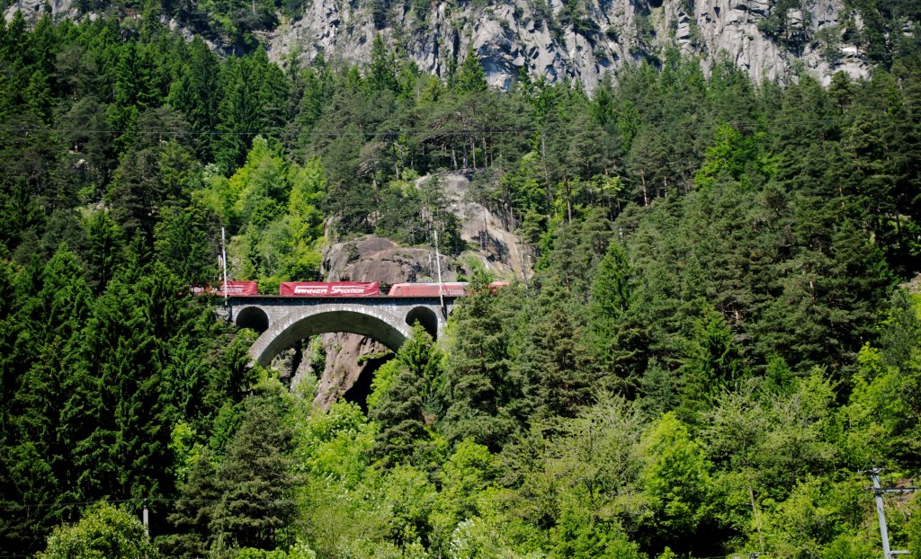 Am 24-06-2010 stieg die Winner ganzzug die Gotthard-Nord rampe richtung Italin in der nhe von Wassen in der Schweiz. 