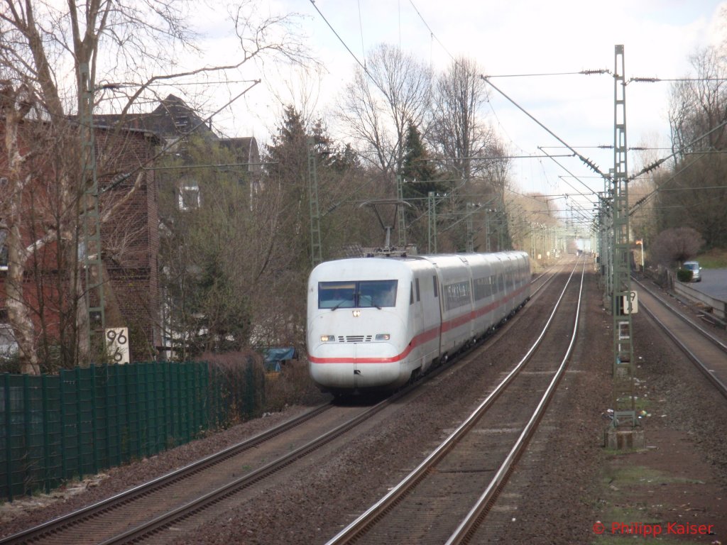 Am 2.4.2010 veriirten sich planmig Fernverkehrszge auf  der Rampe  zwischen Erkrath und Dsseldorf. Denn die Strecke zwischen Kln-Wuppertal war wegen Bauarbeiten zwischen Solingen und Gruiten gesperrt.
So rauscht dieser ICE 2 gleich an dem Bahnhof Erkrath vorbei.