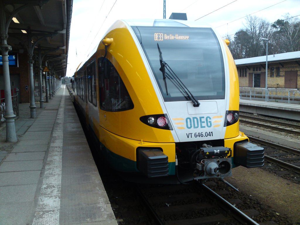 Am 25.02.2012 steht der ODEG GTW 646.041 im Bahnhof Berlin-Wannsee und fhrt als OE33  nach Jterbog.