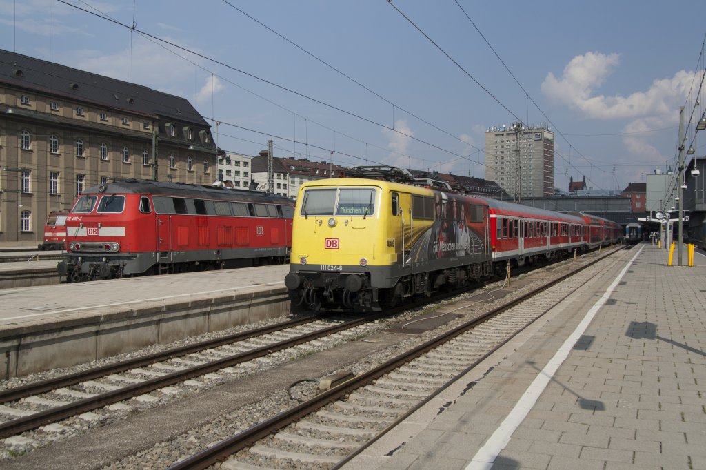 Am 26 Juli 2012 steht die Werbelok der DB, 111 024 'ADAC' in Mnchen Hbf mit ein Regionalzug nach Garmisch Partenkirschen.