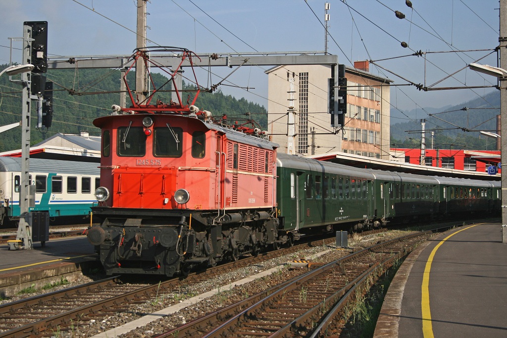 Am 26.05.2007 war die Nostalgielok 1245.525 als Nachschiebe bei einem Sonderzug eingeteilt. Zu sehen ist dieser Zug in Bruck an der Mur.