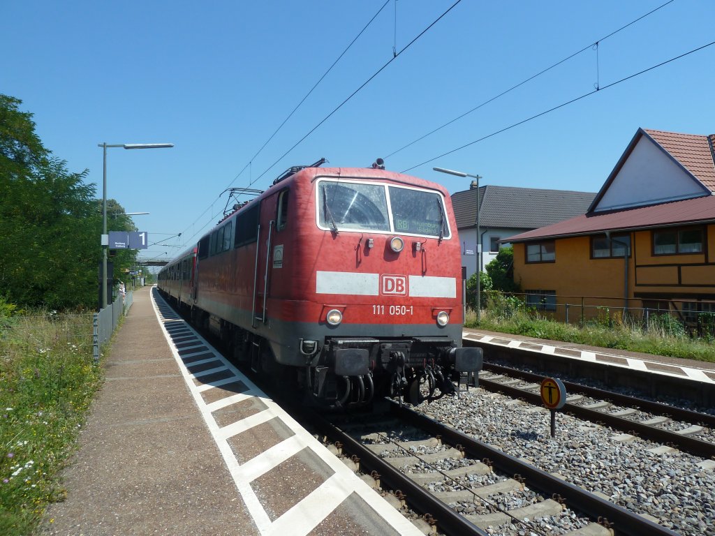 Am 26.07.2012 stand 111 050-1 mit einer RB nach Neuenburg (Baden) in Ringsheim.