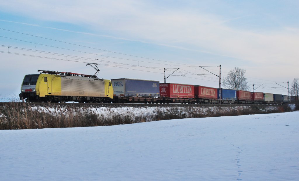 Am 26.Januar 2013 fuhr E189 924 mit einem TXL-KLV-Zug bei Elze Richtung Norden.