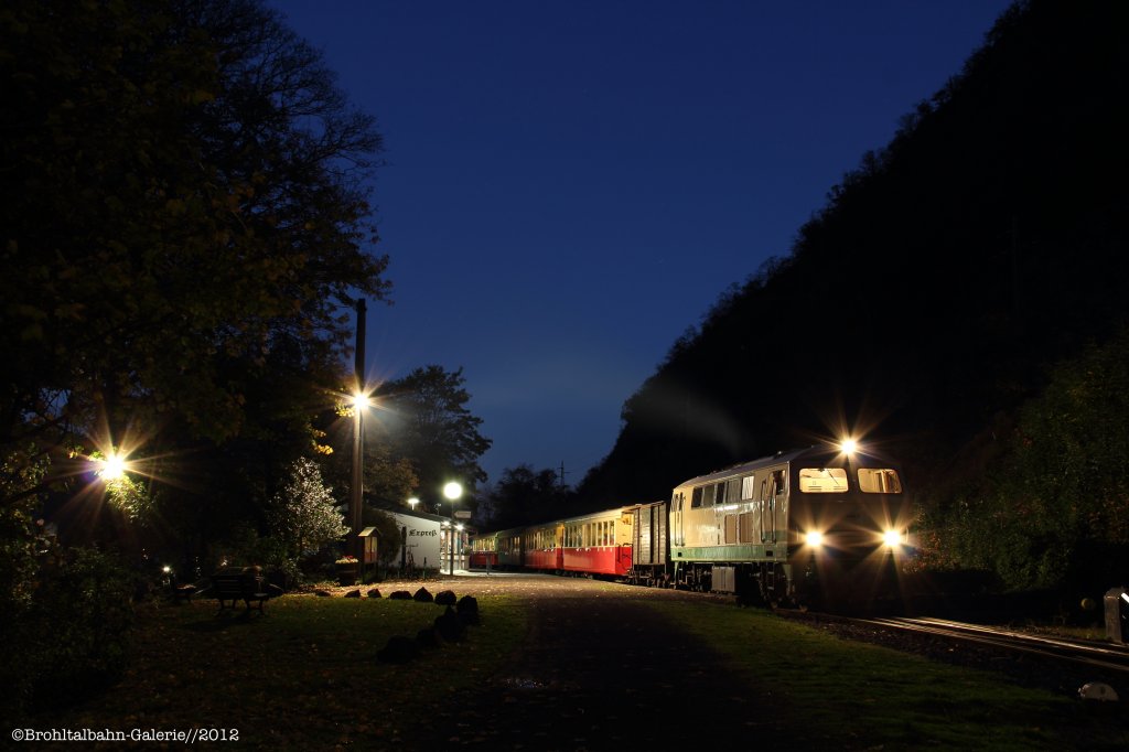 Am 27. Oktober 2012 startete gegen 19:00 der Vulkan-Expre als Sonderzug, gezogen von der BEG-Diesellok D5, aus dem Bahnhof Brohl B.E.