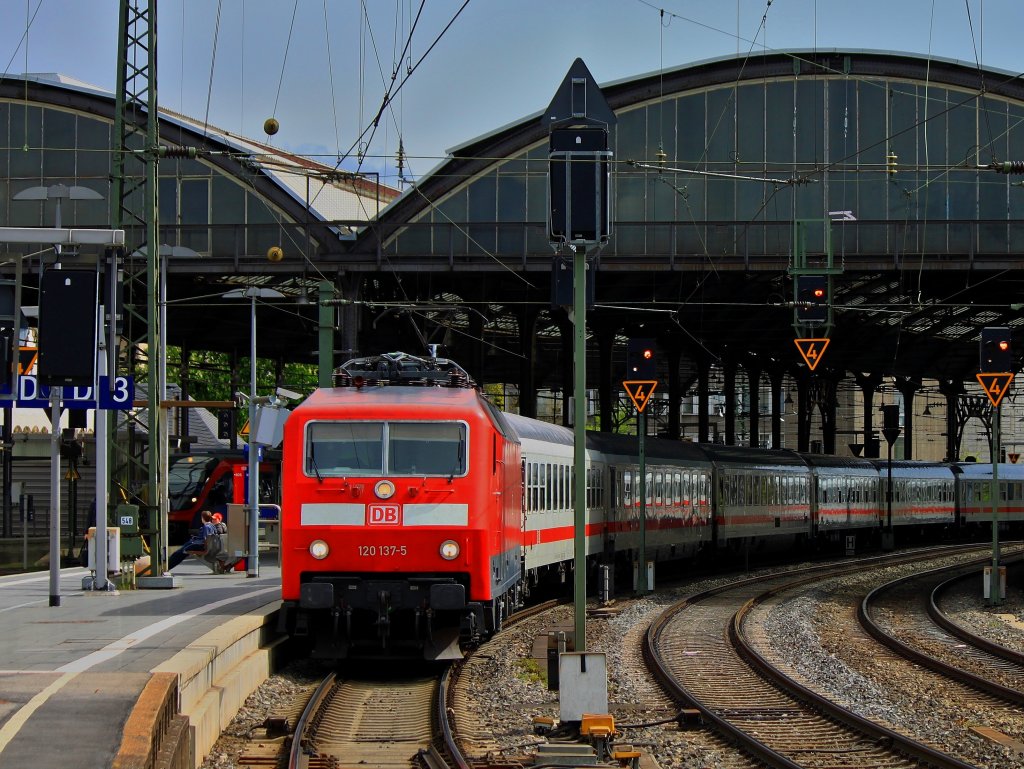 Am 27.04.2012 wird von 120 137-5 der IC nach Berlin im Aachener Hbf bereitgestellt.