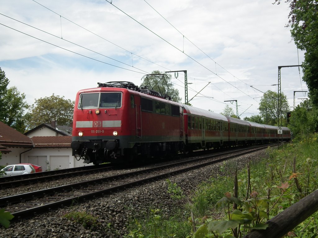 Am 27.05.2013 zieht 111 051 ihre RB nach Mittenwald. Die Aufnahme entstand kurz nach Murnau.