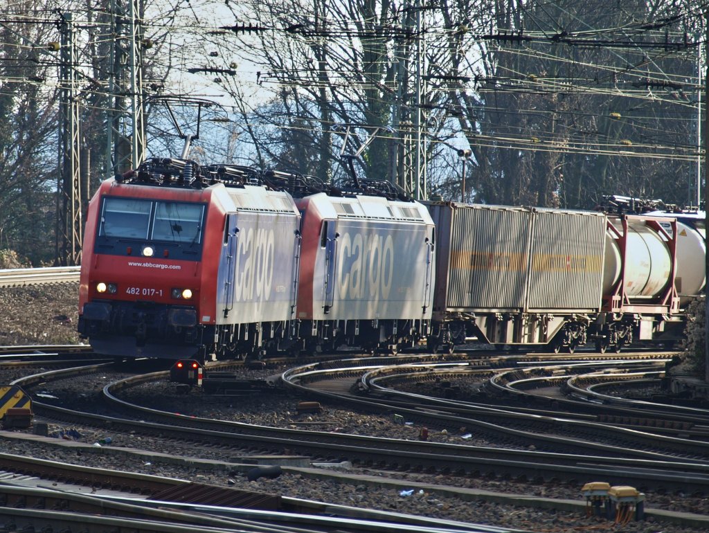 Am 28.01.2011 ziehen 482 017-1 und 482 024-7 einen langen Containerzug von Kln kommend unter der Brcke Turmstrasse durch das Gleisvorfeld in Aachen West.