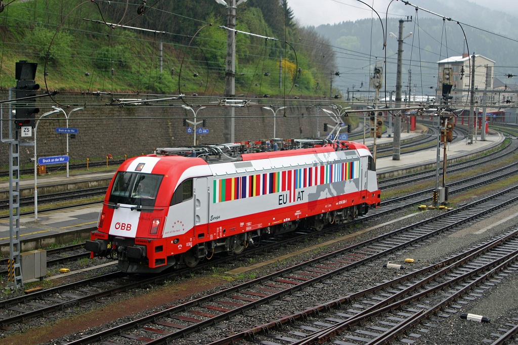 Am 28.04.2006 fuhr die 1216 226 als Lokzug durch den Bahnhof von Bruck an der Mur.
