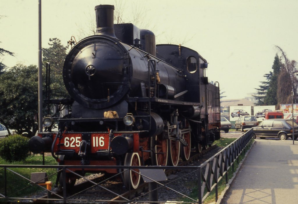 Am 28.3.1990 stand diese Dampflok 645074 als Denkmal vor dem 
Bahnhof Luino am Lago Maggiore in Italien.