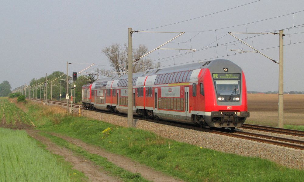 Am 29.04.2011 kommt der IRE 4275 vom Magdeburg Hbf nach Berlin Gesundbrunnen durch Jeseritz gefahren. Geschoben wird der Zug von 112 139. 

