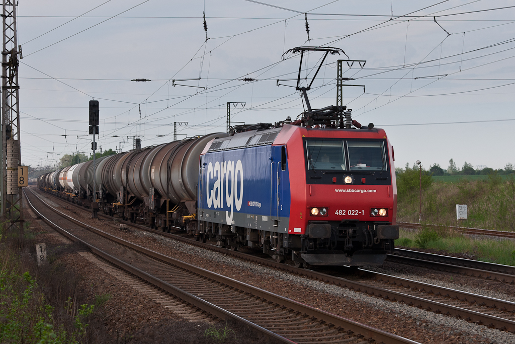 Am 30.04.2012 bringt 482 022-1 einen Kesselzug aus Richtung Weienfels nach Grokorbetha.