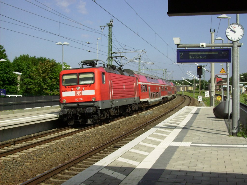 Am 30.05.2011 ist 112 110 mit ihrem brandenburgischen RE 1 bei der Einfahrt in den Bahnhof Erkner, ihr Ziel ist Frankfurt (Oder).