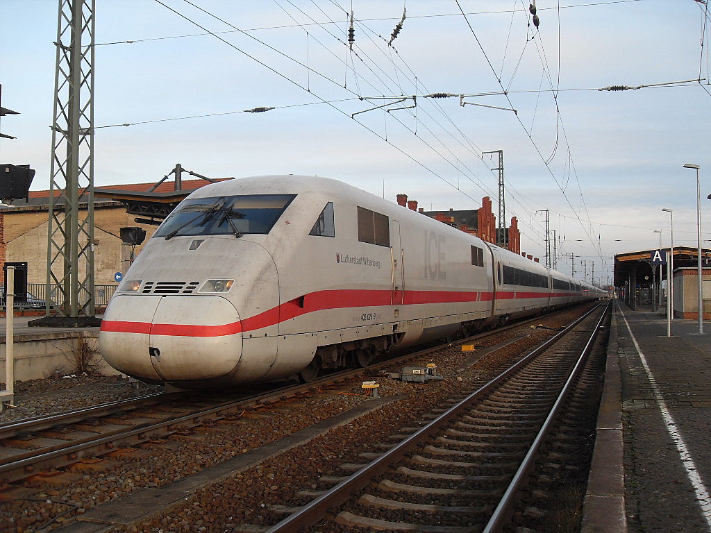 Am 31.12.2011 kam ICE 402 026  Lutherstadt Wittenberg  und ICE 402 017  Bergen auf Rgen  als Umleiter ICE in Stendal an.