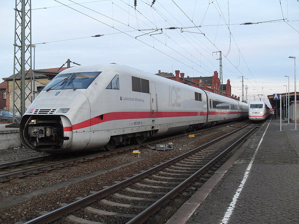 Am 31.12.2011 kam ICE 402 026  Lutherstadt Wittenberg  und wurde am Bahnsteig 1 abgestellt.ICE 402 017  Bergen auf Rgen  fuhr dann alleine weiter in Richtung Kln in Stendal.