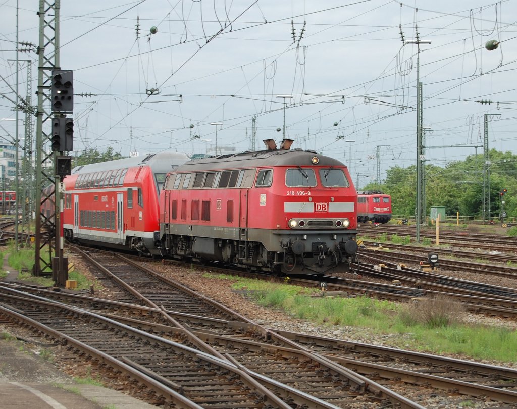Am 31.5.2010 konnte ich im Stuttgarter Hbf nur wenige interessante Dinge sichten. Zum Einen die  Systemtechnik-217  und zum Anderen dieser von 218 496-8 angefhrte IRE-Sprinter aus Lindau, der hier gerade in den Bahnhof einfhrt. Am Ende schiebt eine weitere 218 den Zug.